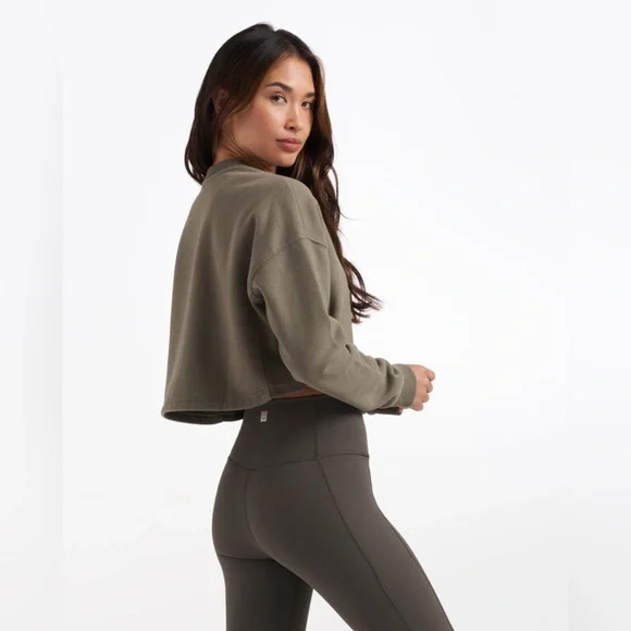 Vuori - Restore Crop Crew in Light Oregano - Picture 5 of 5